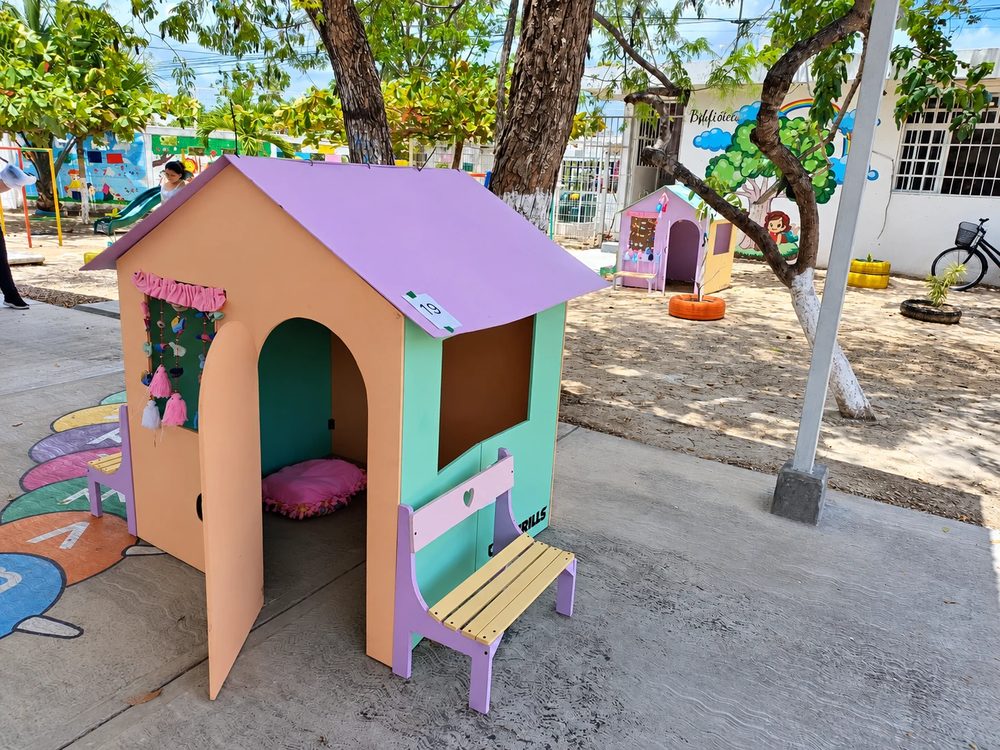 Casitas de lectura instaladas en el patio de una escuela